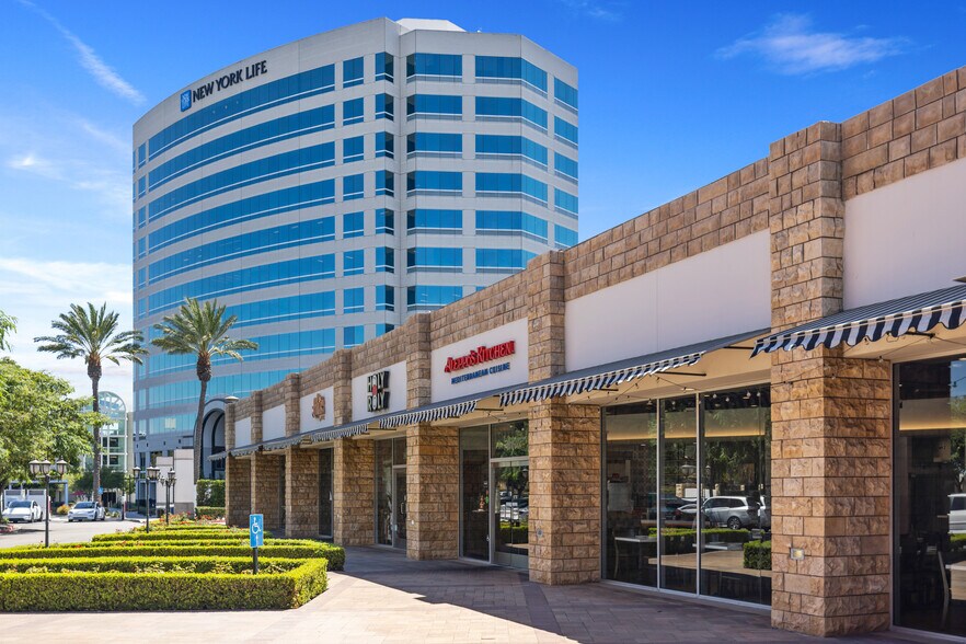 2400 E. Katella Ave, Anaheim, CA à louer - Photo de l’immeuble – Image 3 sur 10