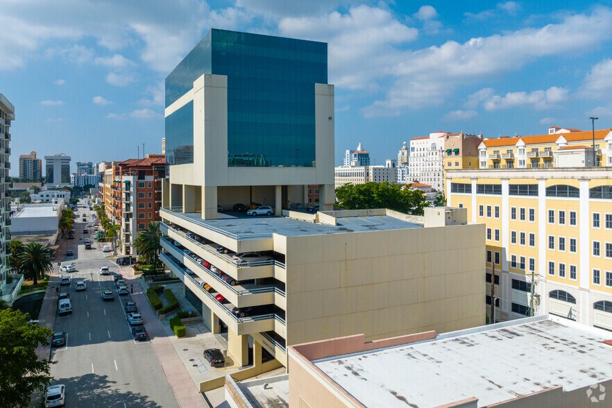 75 Valencia Ave, Coral Gables, FL à louer - Photo de l’immeuble – Image 3 sur 17