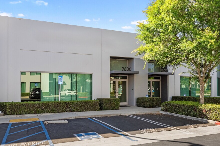 9630 Research Dr, Irvine, CA à vendre - Photo de l’immeuble – Image 2 sur 52