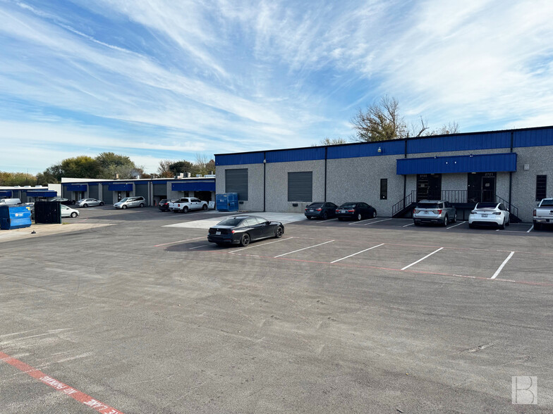 2701-2749 S Great Southwest Pky, Grand Prairie, TX à louer - Photo de l’immeuble – Image 2 sur 7
