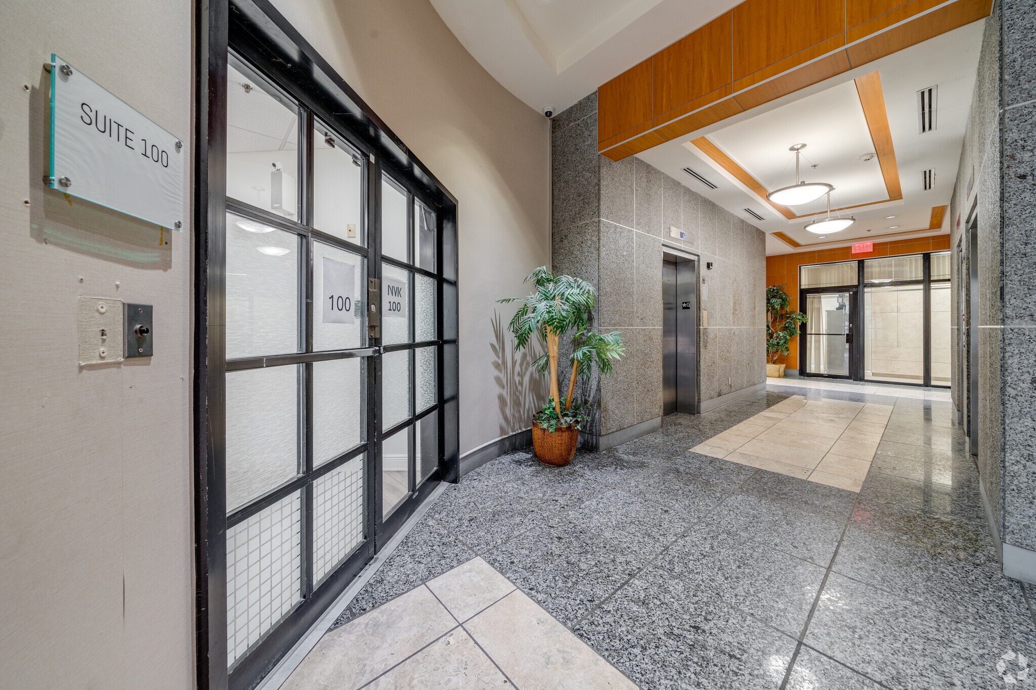5975 Sunset Dr, Miami, FL à louer Hall d’entrée– Image 1 sur 21