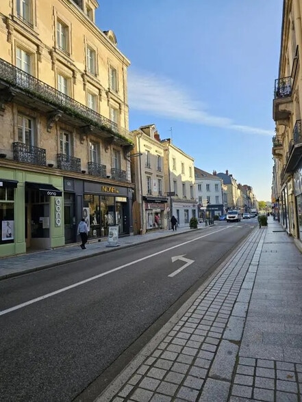 Local commercial dans Laval à vendre - Photo de l’immeuble – Image 2 sur 2