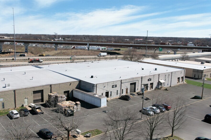 3950 Nebraska St, Levittown, PA à louer - Photo de l’immeuble – Image 1 sur 5