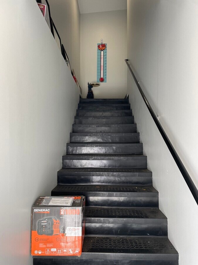 586 Pleasant St, Watertown, MA 02472 - Lot 1 -  - Photo intérieure - Image 1 of 11