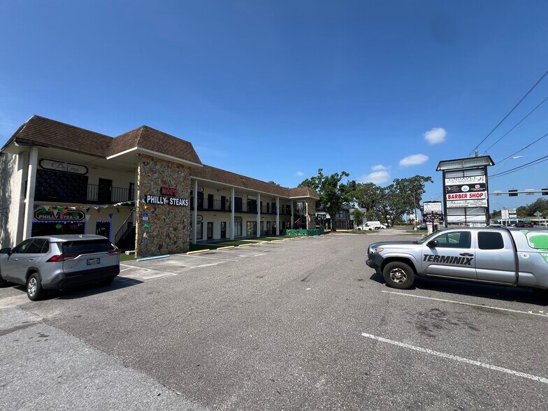 4819 E Busch Blvd, Tampa, FL à louer - Photo de l’immeuble – Image 2 sur 8