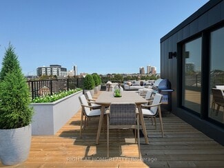 Plus de détails pour 2343 Gerrard St E, Toronto, ON - Logement à vendre