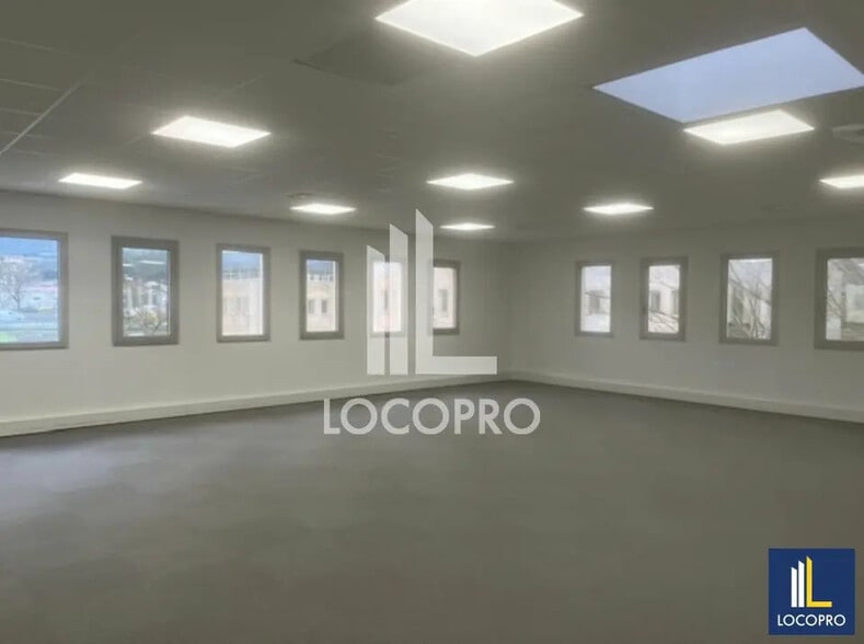 Bureau dans La Penne-sur-Huveaune à louer - Photo de l’immeuble – Image 2 sur 2