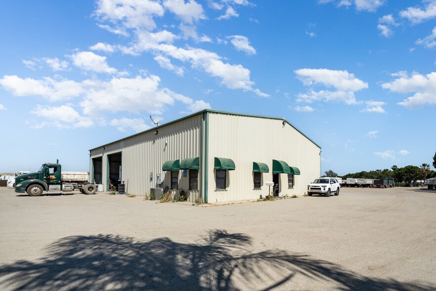 19095 Transport Ln, Shafter, CA à vendre - Photo de l’immeuble – Image 2 sur 11