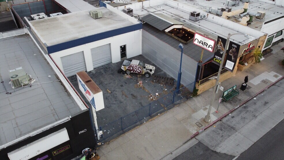 17964 Ventura Blvd, Encino, CA à vendre - Photo de l’immeuble – Image 2 sur 6