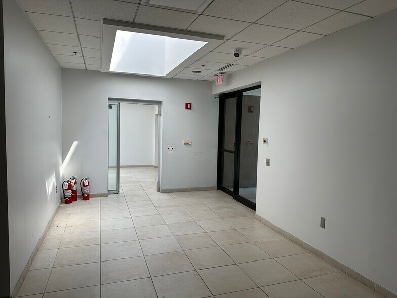 15162 S Commerce Dr, Dearborn, MI à vendre - Photo de l’immeuble – Image 3 sur 38