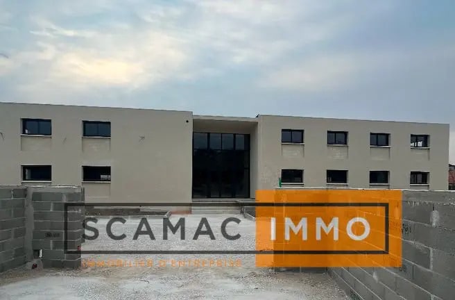 Bureau dans Saint-Mitre-les-Remparts à louer - Photo de l’immeuble – Image 3 sur 13