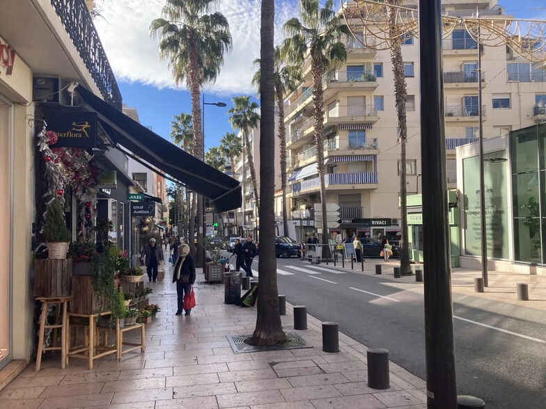 Local commercial dans Antibes à louer - Photo de l’immeuble – Image 1 sur 2