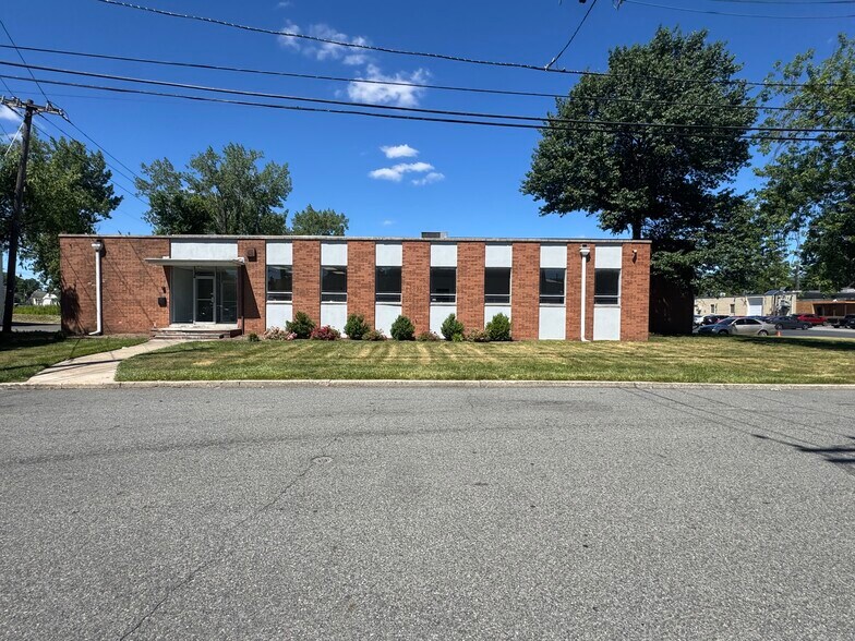 3 Alsan Way, Little Ferry, NJ à louer - Photo de l’immeuble – Image 3 sur 9