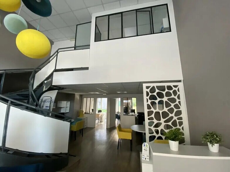 Local commercial dans Montigny-le-Bretonneux à louer - Photo de l’immeuble – Image 1 sur 5