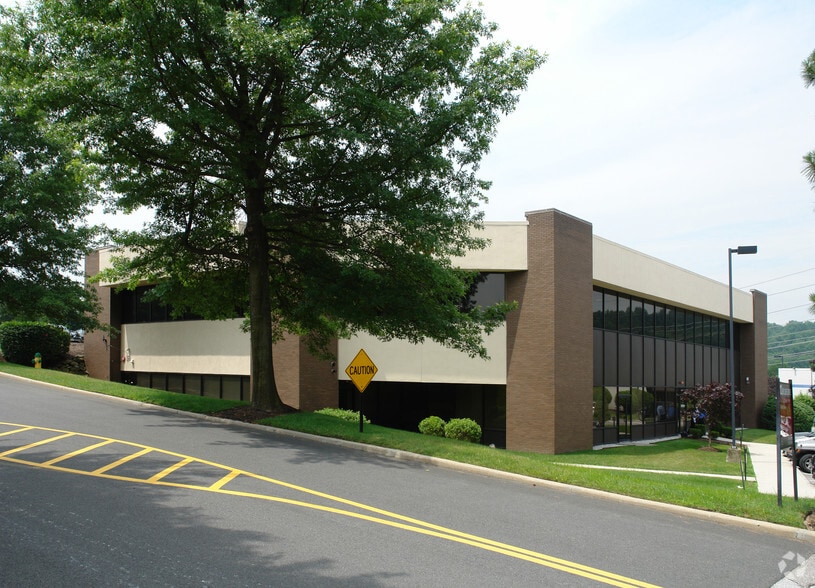 10 Skyline Dr, Hawthorne, NY à louer - Photo principale – Image 1 sur 4