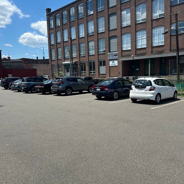 200-218 Race St, Holyoke, MA à vendre - Photo de l’immeuble – Image 2 sur 17