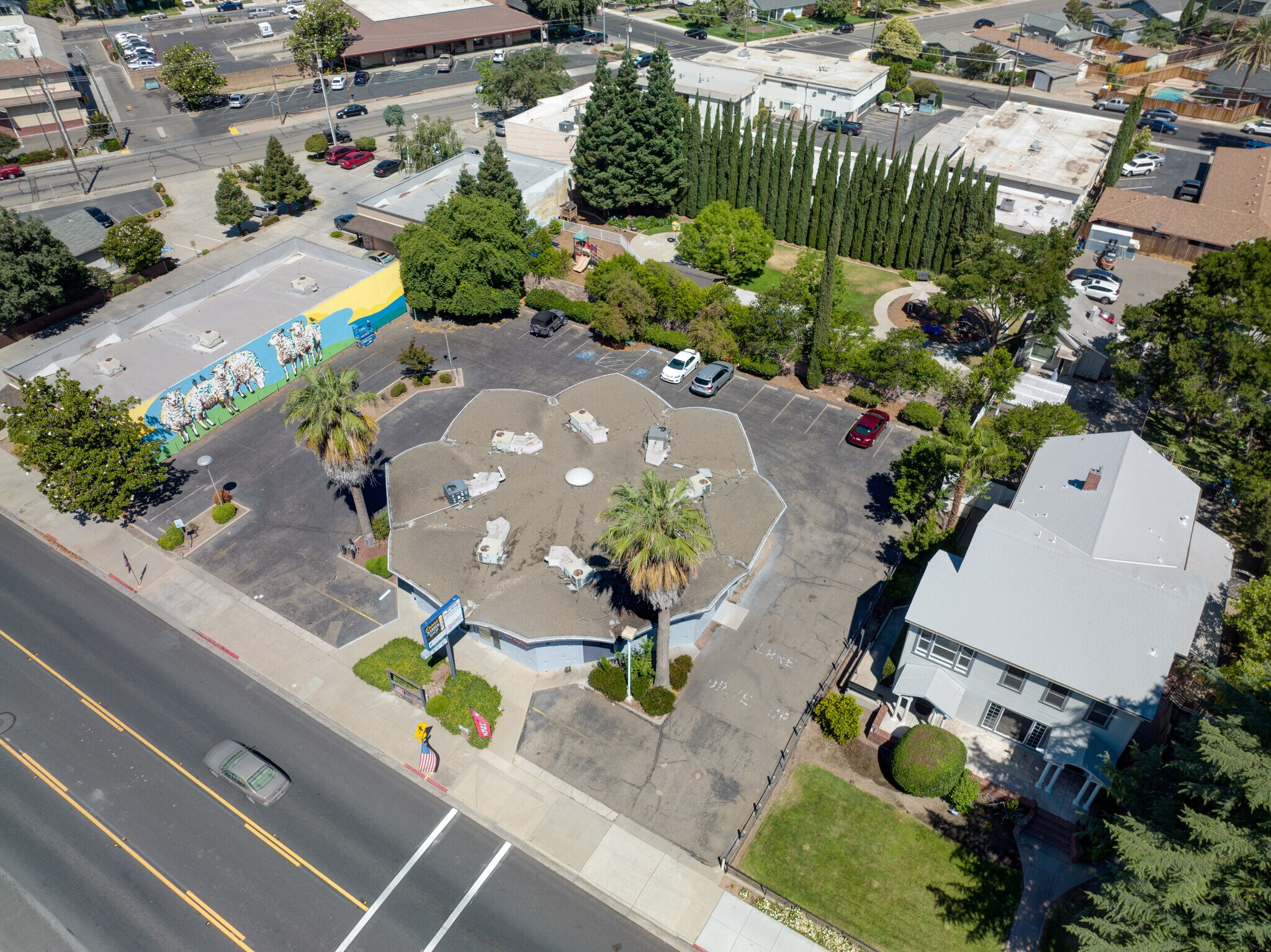 316 W F St, Oakdale, CA à vendre Photo principale– Image 1 sur 47