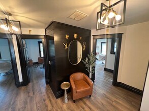 210 N Madison St, Woodstock, IL à louer Photo intérieure– Image 1 sur 11
