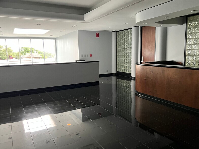 4949 Windfern Rd, Houston, TX à louer - Photo de l’immeuble – Image 2 sur 9
