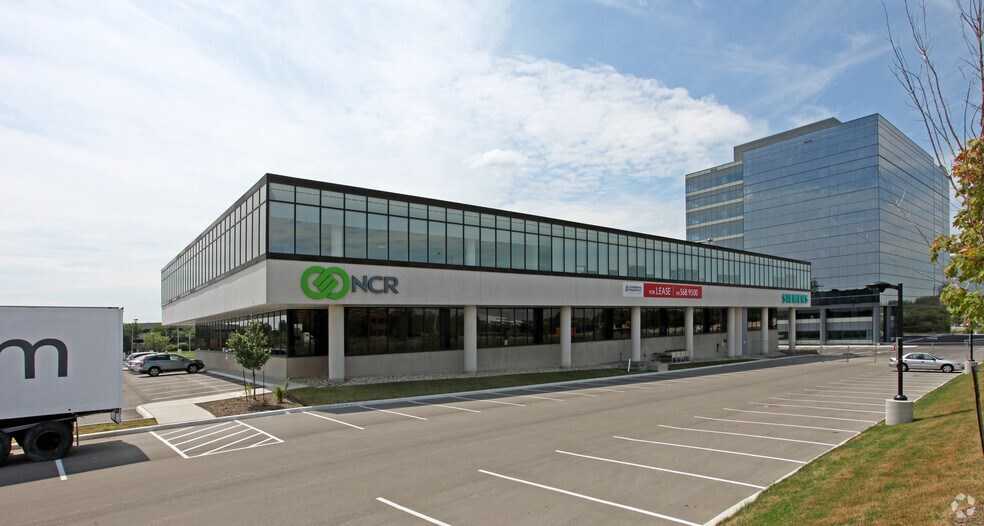 6865 Century Ave, Mississauga, ON à louer - Photo de l’immeuble – Image 3 sur 8