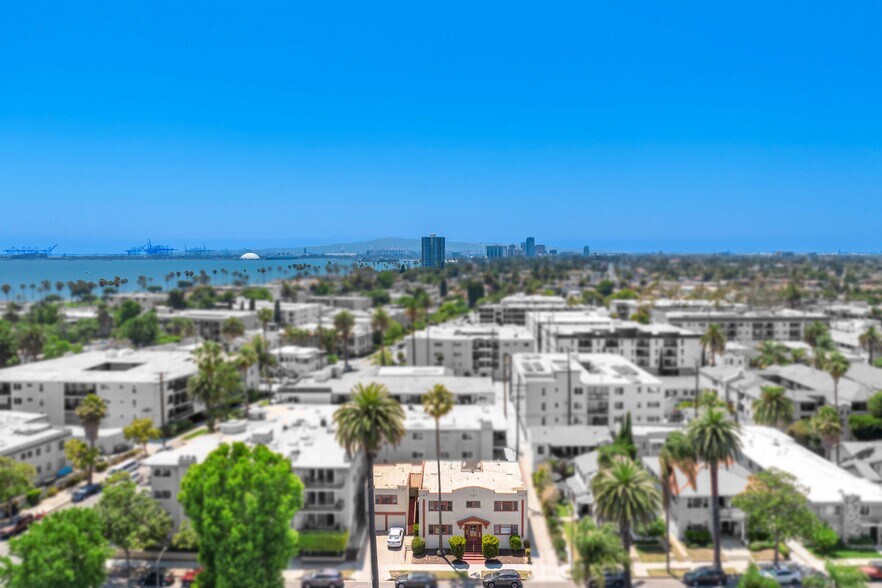 207 Mira Mar Ave, Long Beach, CA à vendre - Photo de l’immeuble – Image 2 sur 12