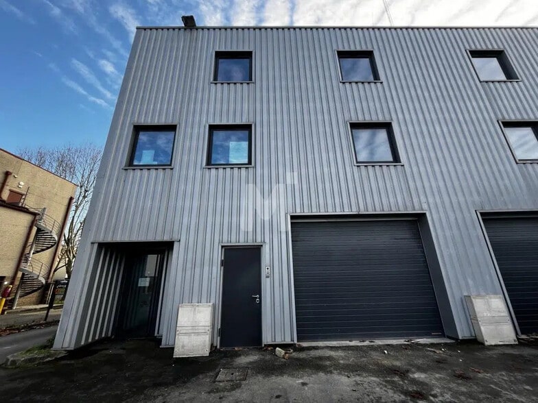 Local d'activités dans Grigny à vendre - Photo de l’immeuble – Image 3 sur 12