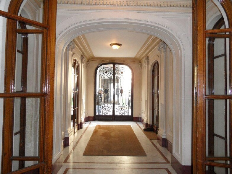 1-3 Rue De Penthièvre, Paris à louer - Photo de l’immeuble – Image 2 sur 42