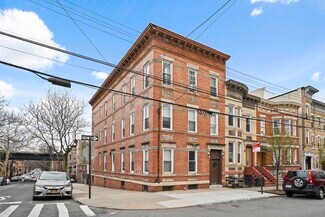Plus de détails pour 6046 Putnam Ave, Ridgewood, NY - Logement à vendre