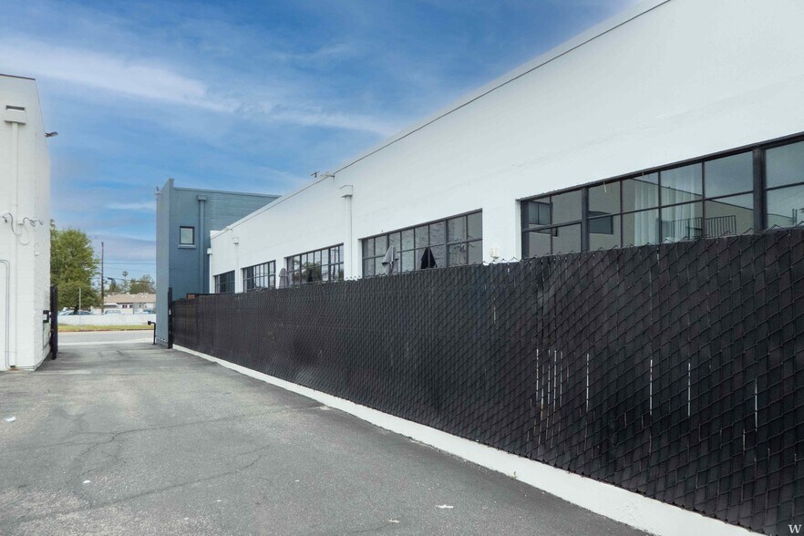 10826-10834 Burbank Blvd, North Hollywood, CA à louer - Photo de l’immeuble – Image 3 sur 10