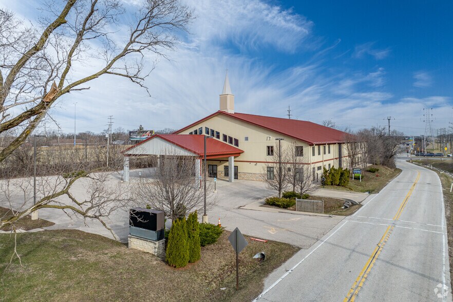 3131 S 100th St, Milwaukee, WI à vendre - Photo de l’immeuble – Image 3 sur 5