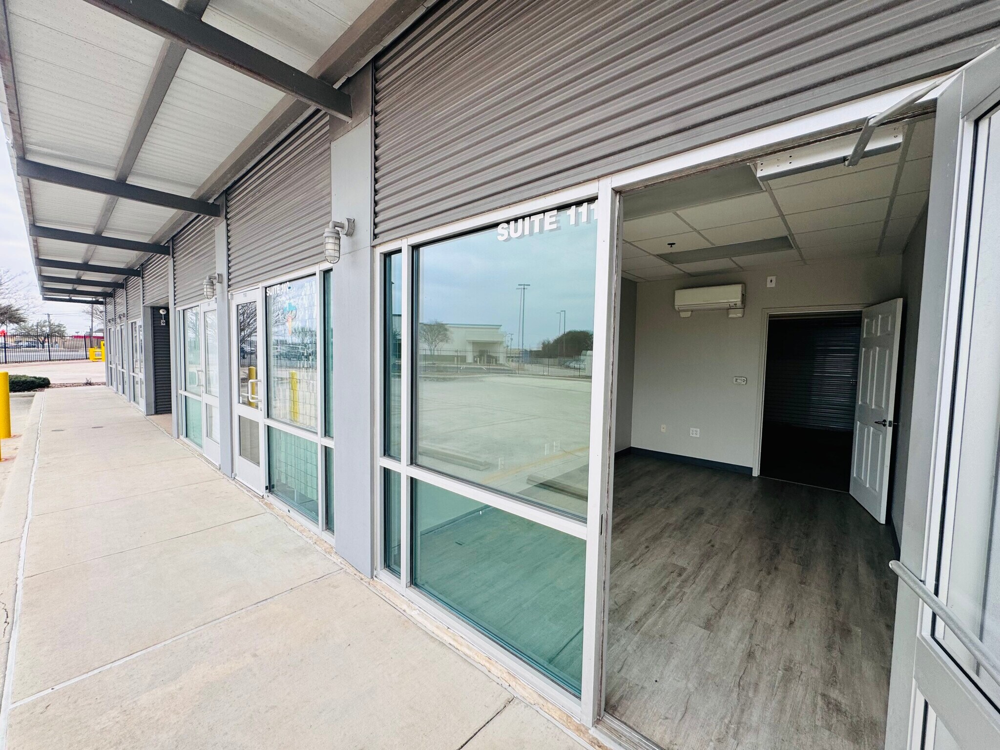 8401 Crestway Dr, Converse, TX à louer Photo de l’immeuble– Image 1 sur 7