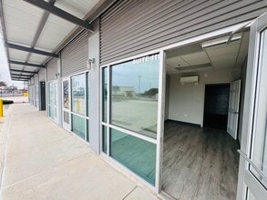 8401 Crestway Dr, Converse, TX à louer Photo de l’immeuble– Image 1 sur 7