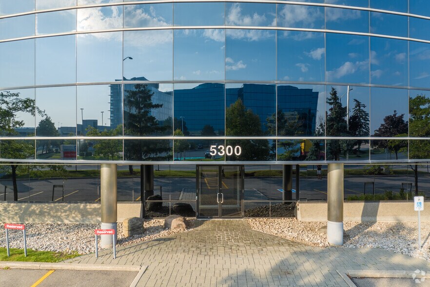 5300 Satellite Dr, Mississauga, ON à louer - Photo de l’immeuble – Image 3 sur 6