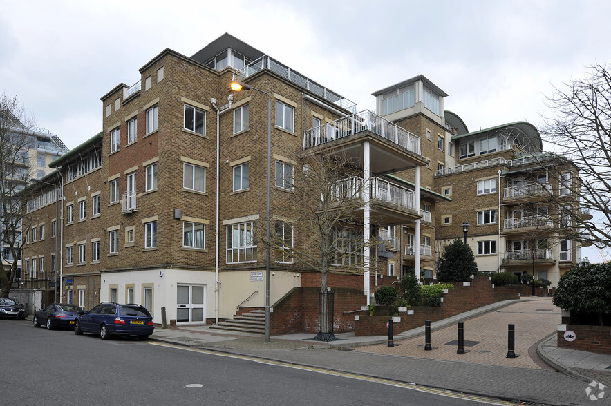 38 Chatfield Rd, Londres à vendre - Photo principale – Image 1 sur 15