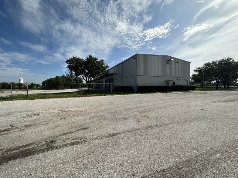 2501 Wiles Rd, Deerfield Beach, FL à louer - Photo de l’immeuble – Image 3 sur 16