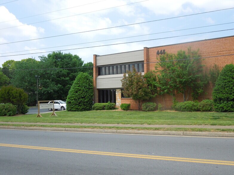 445 E Commonwealth Blvd, Martinsville, VA à louer - Photo de l’immeuble – Image 2 sur 4