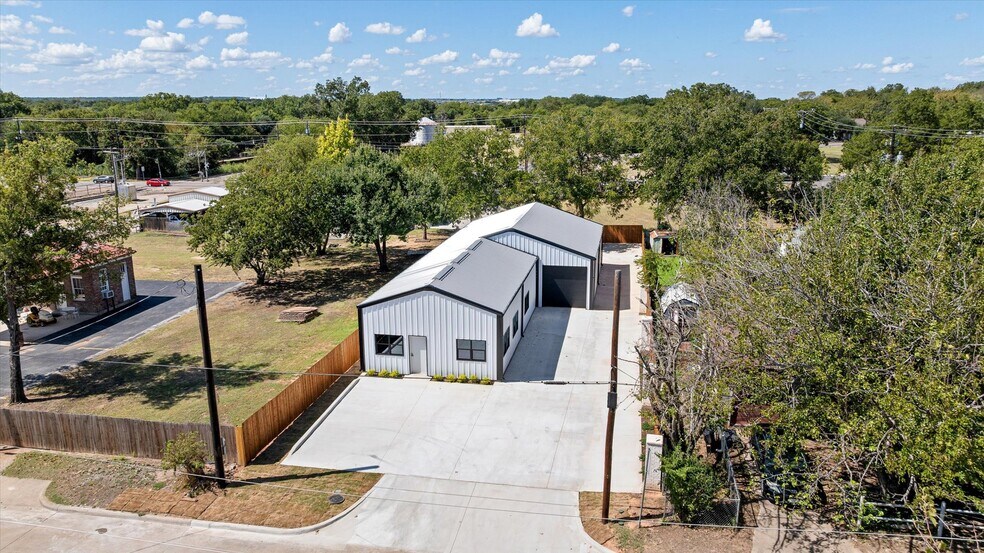 619 N Crockett St, Granbury, TX à vendre - Photo de l’immeuble – Image 3 sur 29