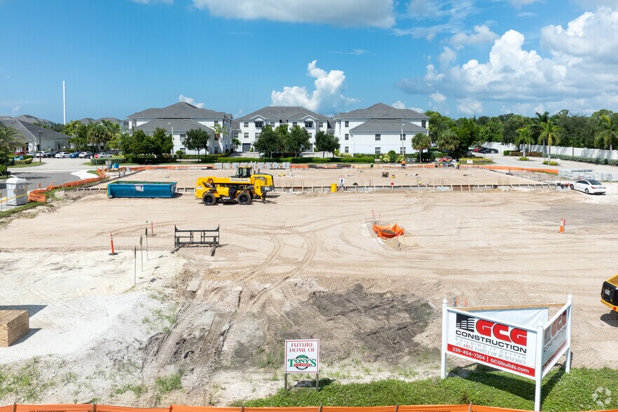 9995 Estero Oaks Dr, Fort Myers, FL à louer - Photo de l’immeuble – Image 2 sur 5