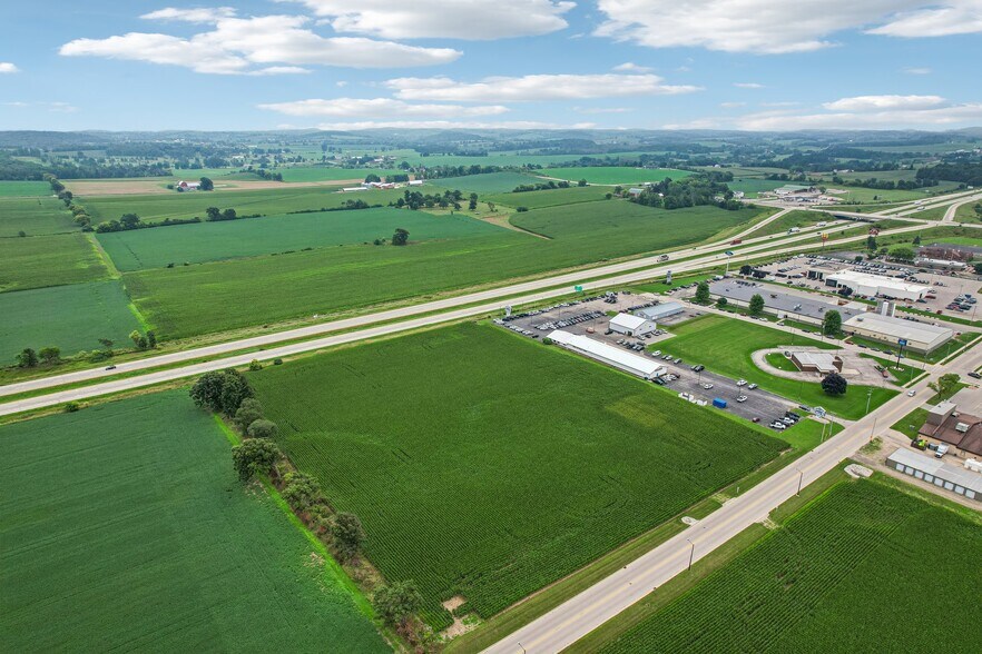 East Ave, Lomira, WI à vendre - Photo de l’immeuble – Image 1 sur 14