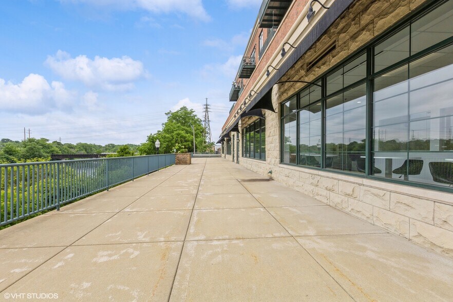 160 S River St, Aurora, IL à louer - Photo de l’immeuble – Image 1 sur 17