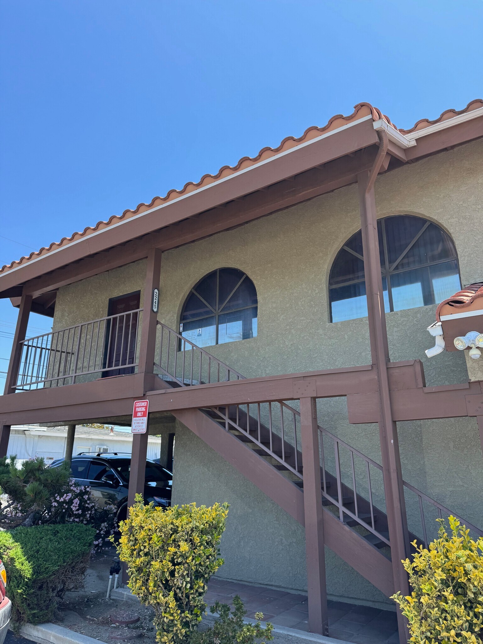 2241-2249 W Whittier Blvd, La Habra, CA à louer Photo de l’immeuble– Image 1 sur 7