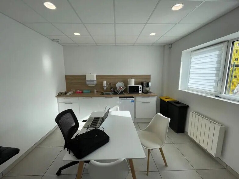 Bureau dans Grand-Couronne à louer - Photo de l’immeuble – Image 3 sur 9