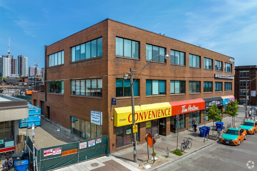 726 Bloor St W, Toronto, ON à louer - Photo de l’immeuble – Image 2 sur 5
