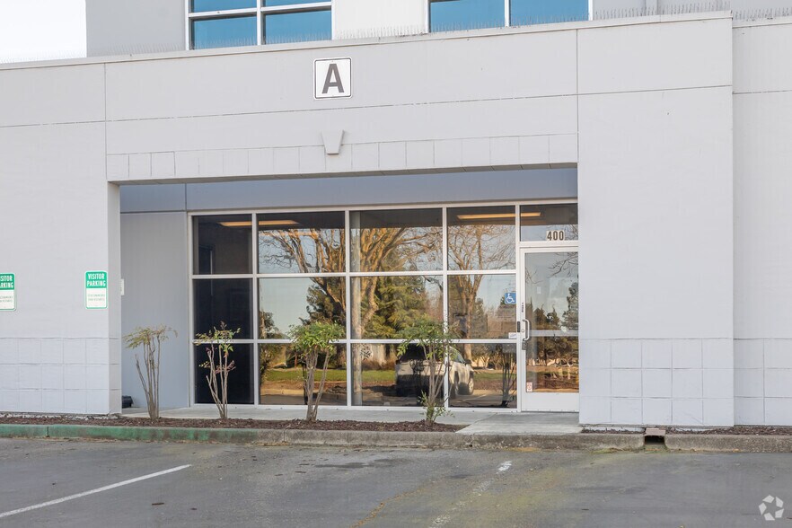 2340 E Main St, Woodland, CA à louer - Photo de l’immeuble – Image 3 sur 4
