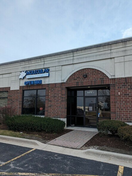 215 Remington Blvd, Bolingbrook, IL à louer - Photo de l’immeuble – Image 2 sur 2
