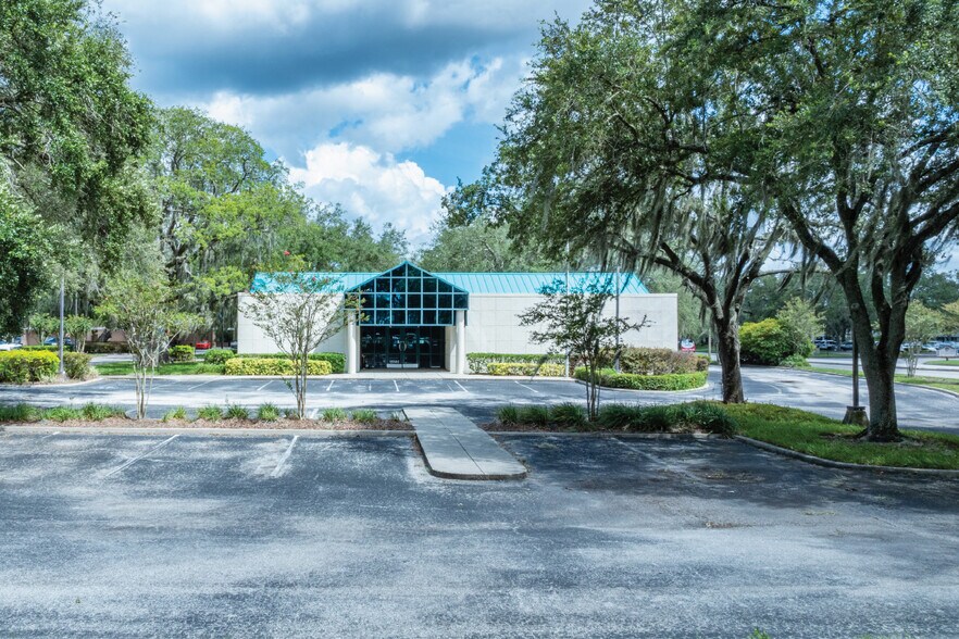 15302 Amberly Dr, Tampa, FL à louer - Photo de l’immeuble – Image 3 sur 5
