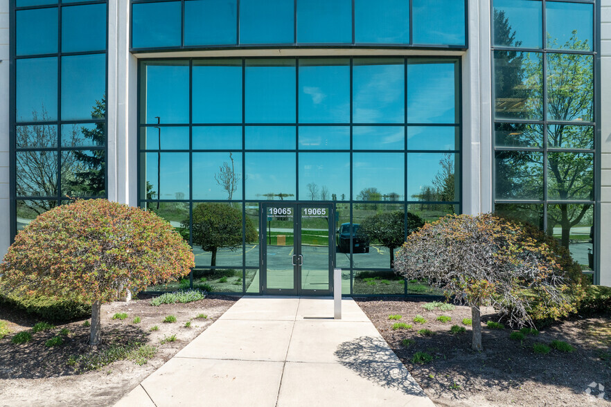 19065 Hickory Creek Dr, Mokena, IL à louer - Photo de l’immeuble – Image 3 sur 4