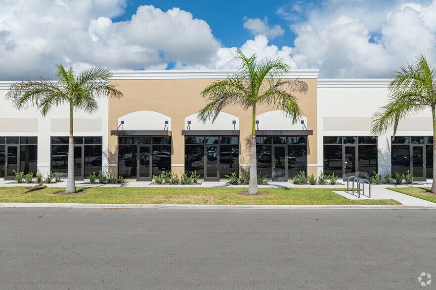 5335 N Military Trl, West Palm Beach, FL à louer - Photo de l’immeuble – Image 2 sur 23