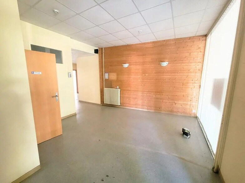 Local d'activités dans Gouvieux à vendre - Photo de l’immeuble – Image 2 sur 4