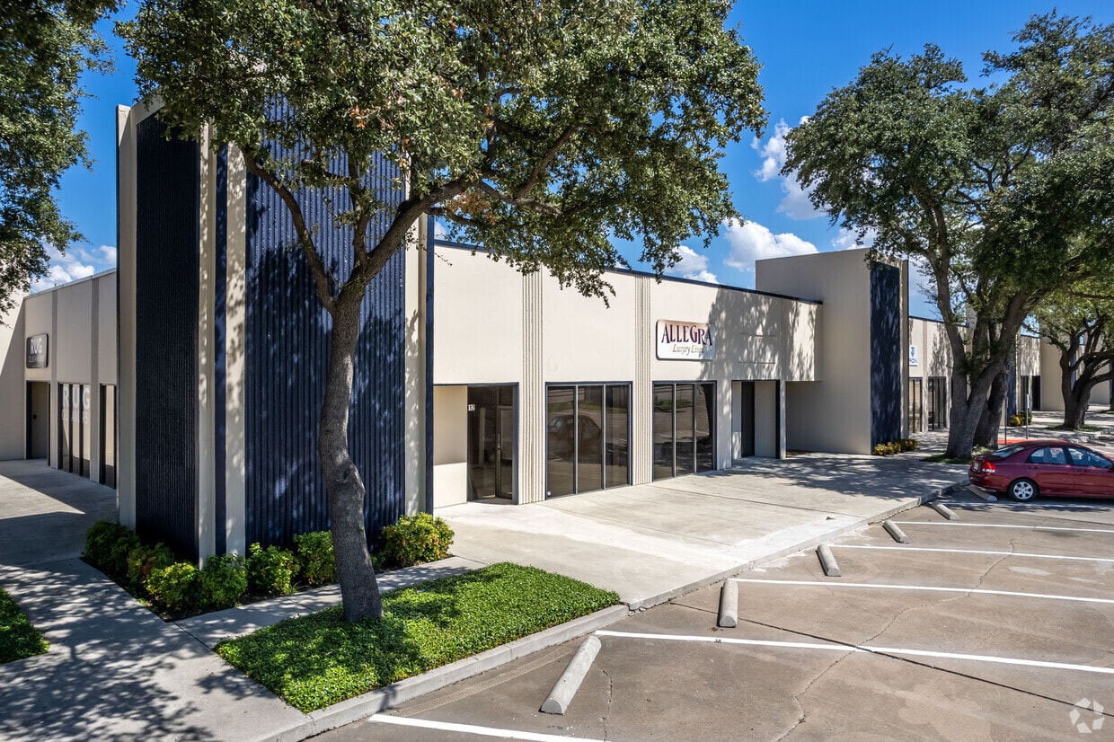 2225 E Belt Line Rd, Carrollton, TX à louer Photo de l’immeuble– Image 1 sur 3